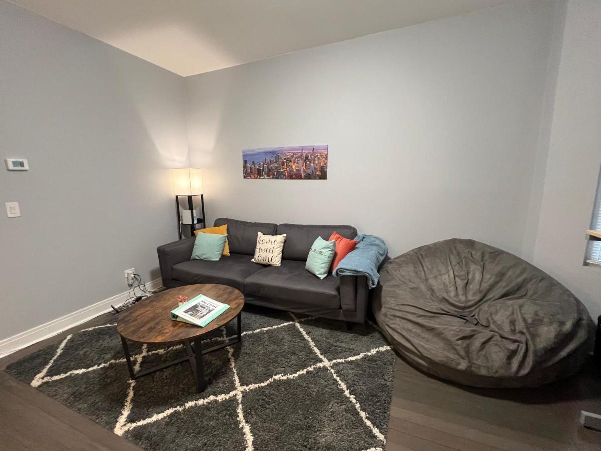 Lovely Logan Square 2-Bedroom In Chicago Extérieur photo